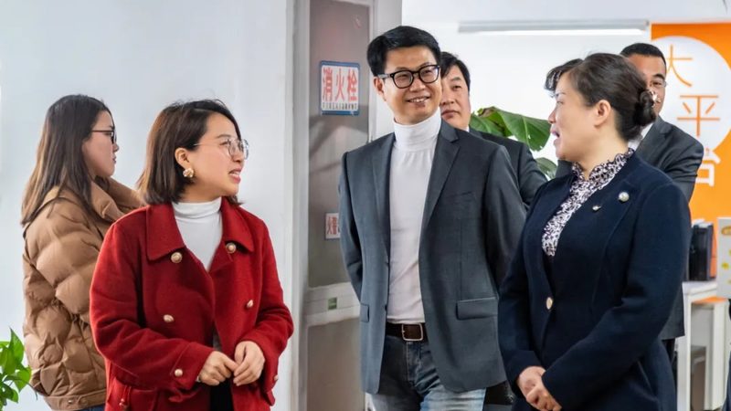 了解公司的技术实力，可以通过以下途径：